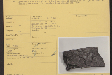 Karteikarte mit Text und Abbildung eines Holztäfelchens